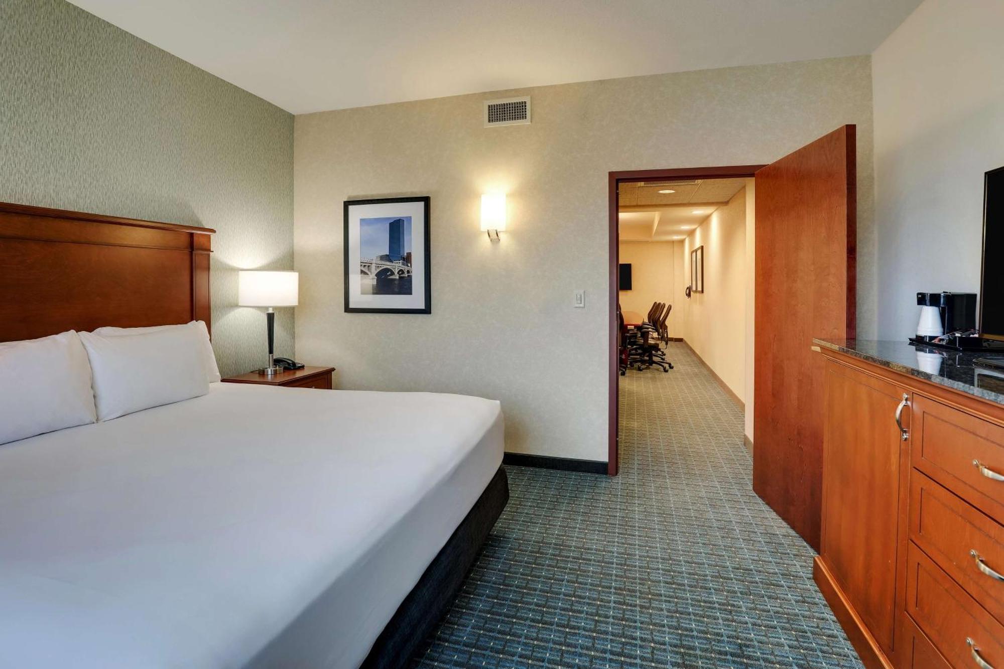 Drury Inn & Suites Grand Rapids 캐스케이드 외부 사진