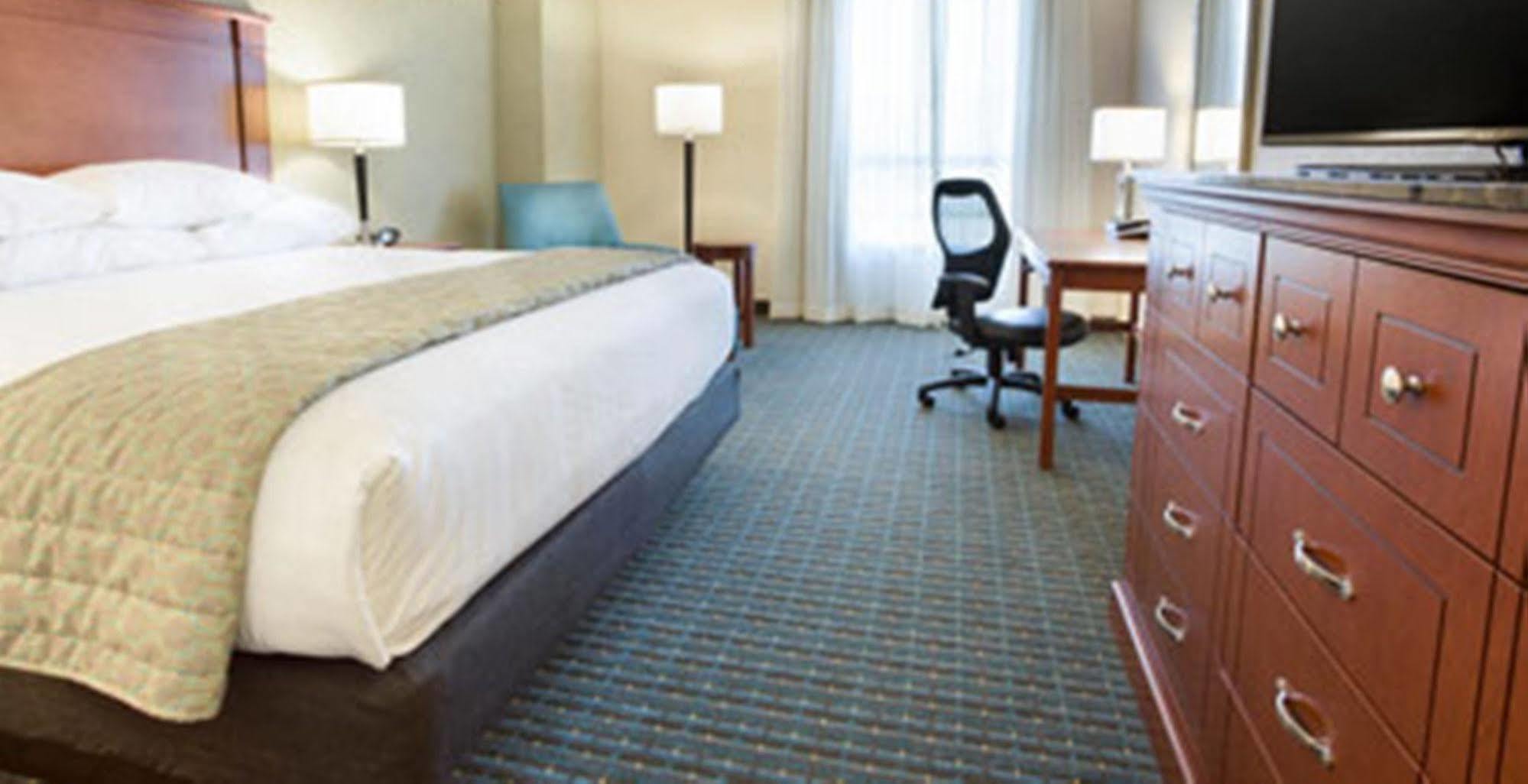 Drury Inn & Suites Grand Rapids 캐스케이드 외부 사진